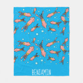 可愛いおもしろいピンクのイカ漫画 フリースブランケット (正面)