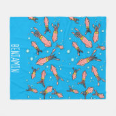 可愛いおもしろいピンクのイカ漫画 フリースブランケット (正面(横))