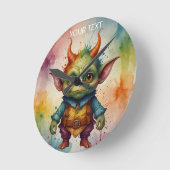 可愛いおもしろい小さなゴブリンの生き物の鮮やかな色 ラウンド壁時計 (傾斜)