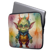 可愛いおもしろい小さなゴブリンの生き物の鮮やかな色 ラップトップスリーブ (正面左)