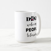 可愛いおもしろい引用文犬が大目に見る コーヒーマグカップ (正面右)