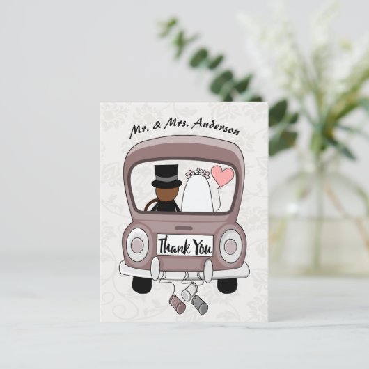 可愛いおもしろい漫画たった今結婚しました車の招待 インビテーションポストカード (スタンド正面)