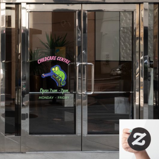 可愛いおもしろい緑のハッピーカメレオン ウィンドウサイン (オフィスドア)