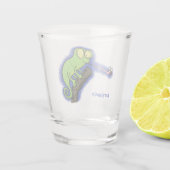 可愛いおもしろい緑のハッピーカメレオン ショットグラス (裏面)