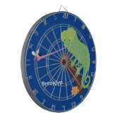 可愛いおもしろい緑のハッピーカメレオン ダーツボード (正面左)