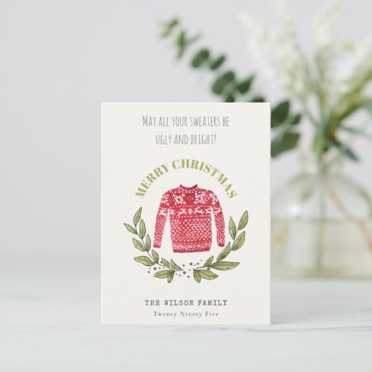可愛いおもしろい醜いセーターの葉の赤い緑のクリスマス シーズンポストカード (スタンド正面)