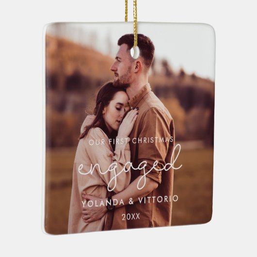可愛いお洒落私たちの初めてのクリスマス婚約した写真 セラミックオーナメント (右)