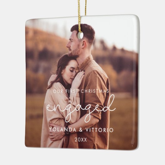 可愛いお洒落私たちの初めてのクリスマス婚約した写真 セラミックオーナメント (左)