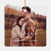 可愛いお洒落私たちの初めてのクリスマス婚約した写真 セラミックオーナメント (裏面)