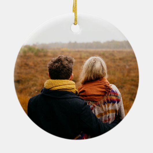 可愛いお洒落私たちの初めてのクリスマス赤い写真 セラミックオーナメント (裏面)
