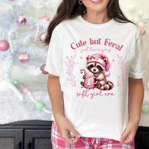 可愛いがフェラルなアライグマの女の子ピンクのクリスマス トライブレンドTシャツ