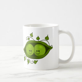 可愛いさやの中の2つのエンドウ豆 コーヒーマグカップ