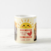 可愛いよくはしゃぐイエローラブ祖母 コーヒーマグカップ (中央)