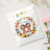 可愛いアフリカの双子の男の子赤ちゃんシャワー水色 フェイバーバッグ (封をした状態)