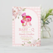 可愛いアフリカの女の子BBQピンクのギンガムベビーシャワー 招待状 (スタンド正面)