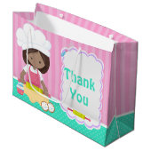 可愛いアフリカンアメリカン・ガールベーキングありがとう ラージペーパーバッグ (正面アングル)
