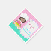 可愛いアフリカ系アメリカ人ガールベーキング誕生日パーティー スタンダードカクテルナプキン (角)