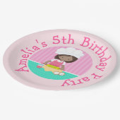 可愛いアフリカ系アメリカ人ガールベーキング誕生日パーティー ペーパープレート (アングル)