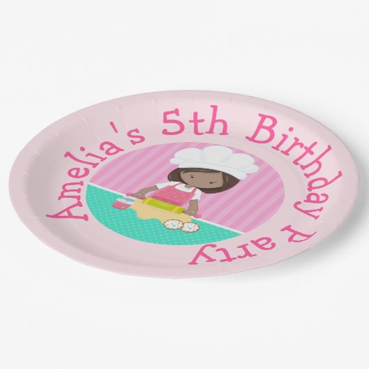 可愛いアフリカ系アメリカ人ガールベーキング誕生日パーティー ペーパープレート (アングル)