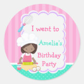 可愛いアフリカ系アメリカ人ガールベーキング誕生日パーティー ラウンドシール (正面)