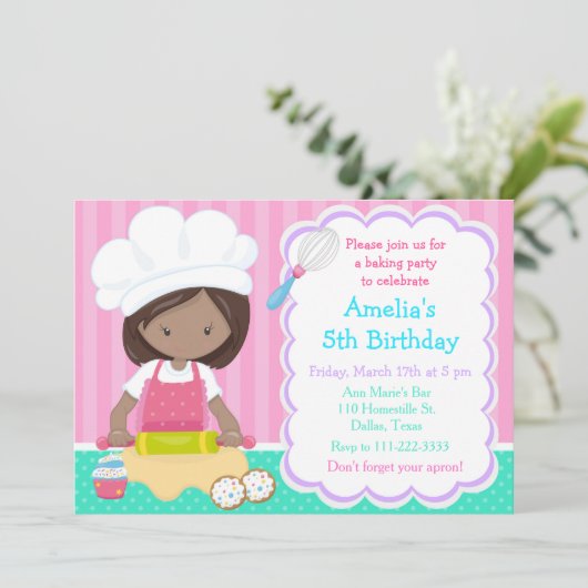 可愛いアフリカ系アメリカ人ガールベーキング誕生日パーティー 招待状 (スタンド正面)