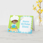 可愛いアフリカ系アメリカ人ボーイベーキング誕生日パーティー カード (黄色い花)