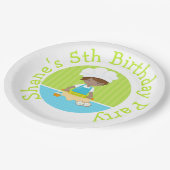 可愛いアフリカ系アメリカ人ボーイベーキング誕生日パーティー ペーパープレート (アングル)