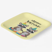 可愛いアライグマ誕生日パーティー淡い黄色 ペーパープレート (傾斜あり)