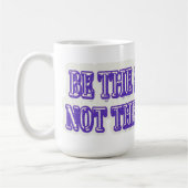 可愛いアートワークデザイン「BE THE SOLUTION」買今すぐ コーヒーマグカップ (左)