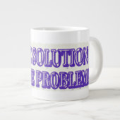可愛いアートワークデザイン「BE THE SOLUTION」買今すぐ ジャンボコーヒーマグカップ (正面右)