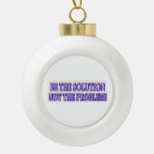 可愛いアートワークデザイン「BE THE SOLUTION」買今すぐ セラミックボールオーナメント (正面)