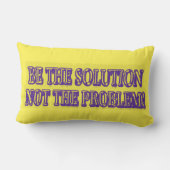 可愛いアートワークデザイン「BE THE SOLUTION」買今すぐ ランバークッション (裏面)