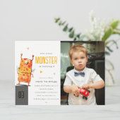可愛いイエローワンアイモンスターキッズフォト誕生日 招待状 (スタンド正面)