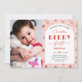 可愛いイチゴのベリー最初の誕生日の写真 招待状 (正面)