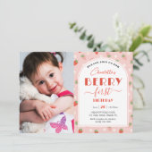 可愛いイチゴのベリー最初の誕生日の写真 招待状 (スタンド正面)