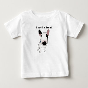 可愛いイングリッシュ・ブル・テリアにおやつをあげて ベビーTシャツ