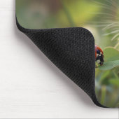 可愛いウサギと緑の野のラディバグ マウスパッド (コーナー)