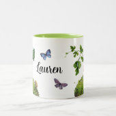 可愛いウッドランドのラップのまわりにキノコ ツートーンマグカップ (中央)