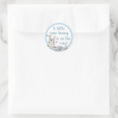 可愛いウッドランドバニーの水の色のフローラ赤ちゃんシャワー ラウンドシール (バッグ)