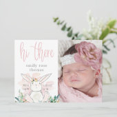 可愛いウッドランドバニースクリプトこんにちはピンクのベビーガール 案内状 (スタンド正面)