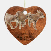 可愛いオオカミの子達 – 家族は私たちの宝素晴らし物です セラミックオーナメント (裏面)