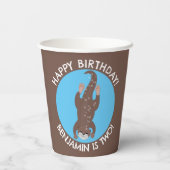 可愛いオッターダイビングパーソナライズされたマンガの誕生日 紙コップ (裏面)