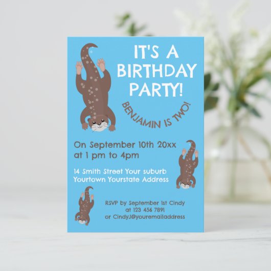 可愛いオッターパーソナライズされたマンガの誕生日 招待状 (スタンド正面)