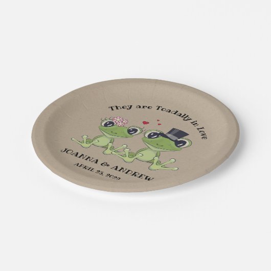 ©可愛いカエルをトータル結婚に愛パーソナライズされたす ペーパープレート (アングル)