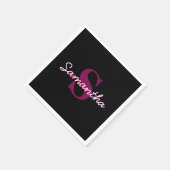 可愛いカスタマイズ可能なピンクと黒のモノグラムスクリプト スタンダードカクテルナプキン (角)