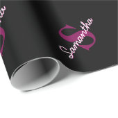 可愛いカスタマイズ可能なピンクと黒のモノグラムスクリプト ラッピングペーパー (ロールコーナー)