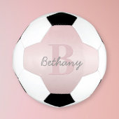 可愛いカスタマイズ可能なピンクのモノグラム&あなたの名前スクリプト サッカーボール