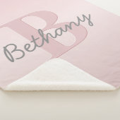 可愛いカスタマイズ可能なピンクのモノグラム&あなたの名前スクリプト シェルパブランケット (3/4)