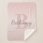 可愛いカスタマイズ可能なピンクのモノグラム&あなたの名前スクリプト シェルパブランケット (正面)