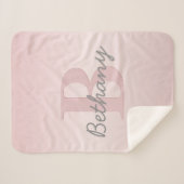 可愛いカスタマイズ可能なピンクのモノグラム&あなたの名前スクリプト シェルパブランケット (正面(横))